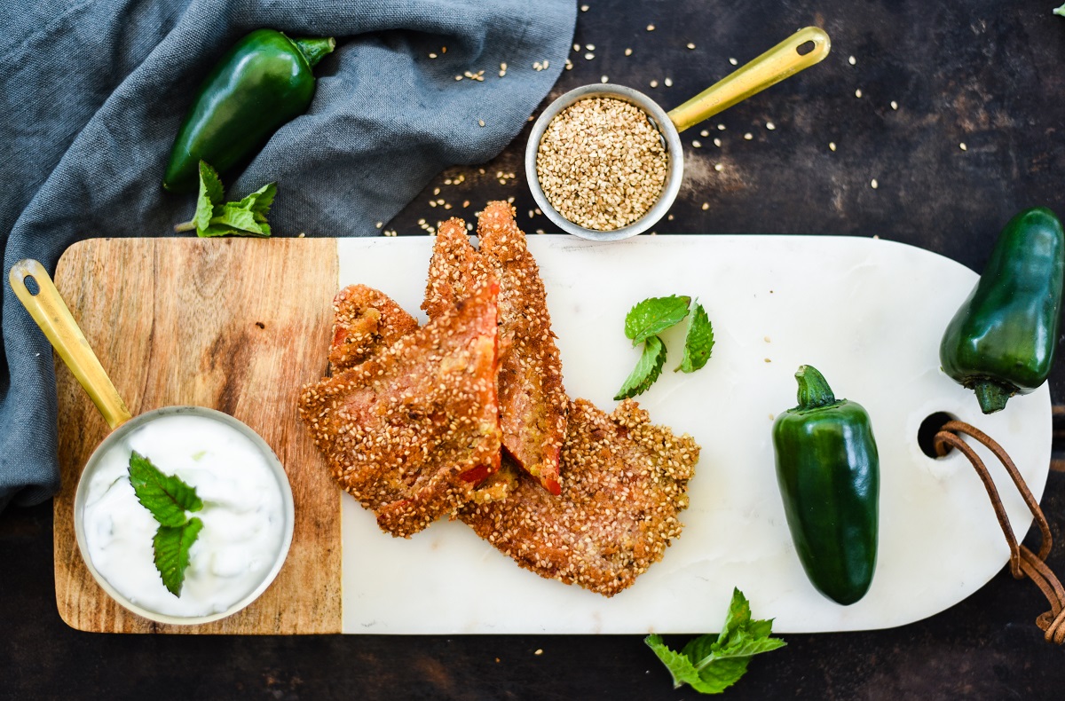 Panierte Spitzpaprika mit Gurke-Minze-Dip - Pottlecker